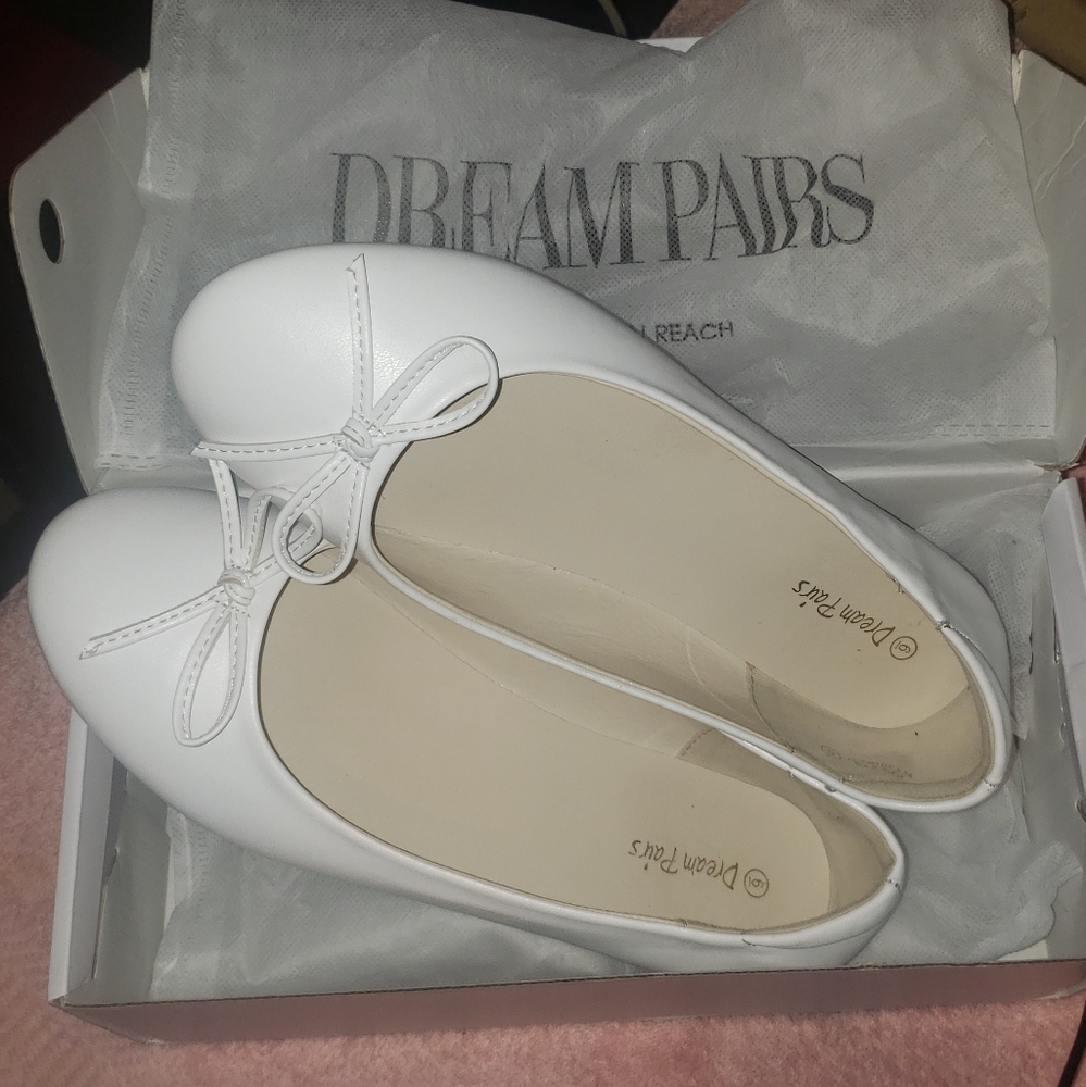 Dream Paris White Flats, Womens Size 6, Brand New in the Box
